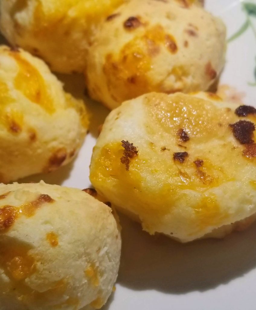 pao de queijo (cheese bread)